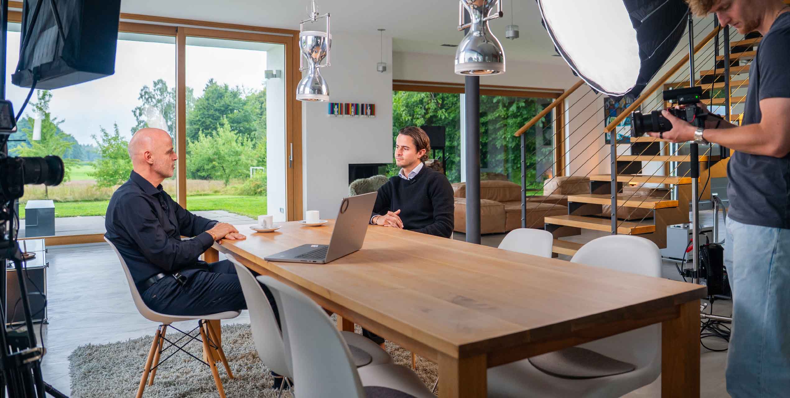 Interviews mit Experten.