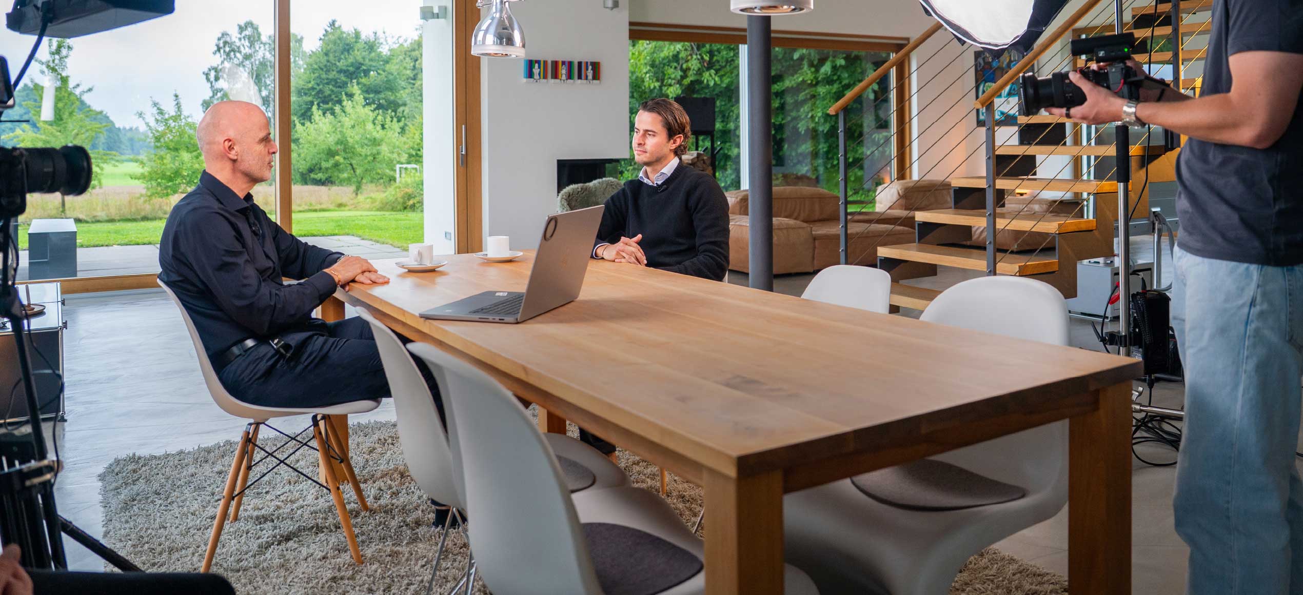 Interviews mit Experten.